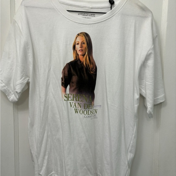 NWT Gossip Girl Serena Van Der Woodsen Tshirt - Picture 2 of 3